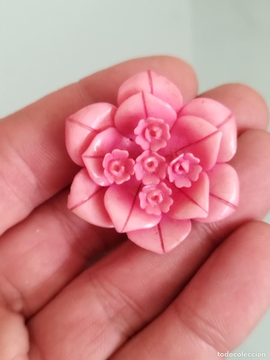 Joyeria: Antiguo pendiente de clip en forma de flor.
