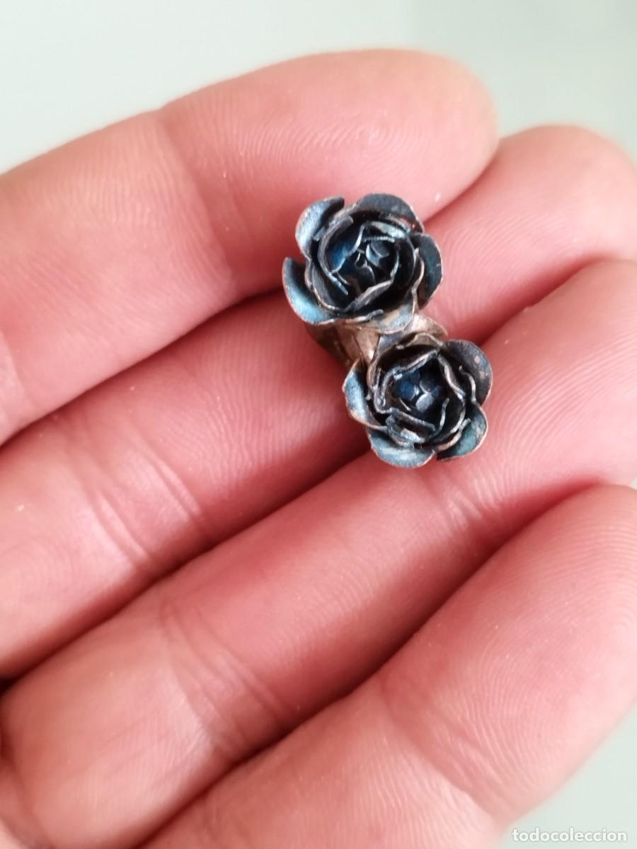 Joyeria: Antiguo pendiente de clip de dos flores en metal azulado.