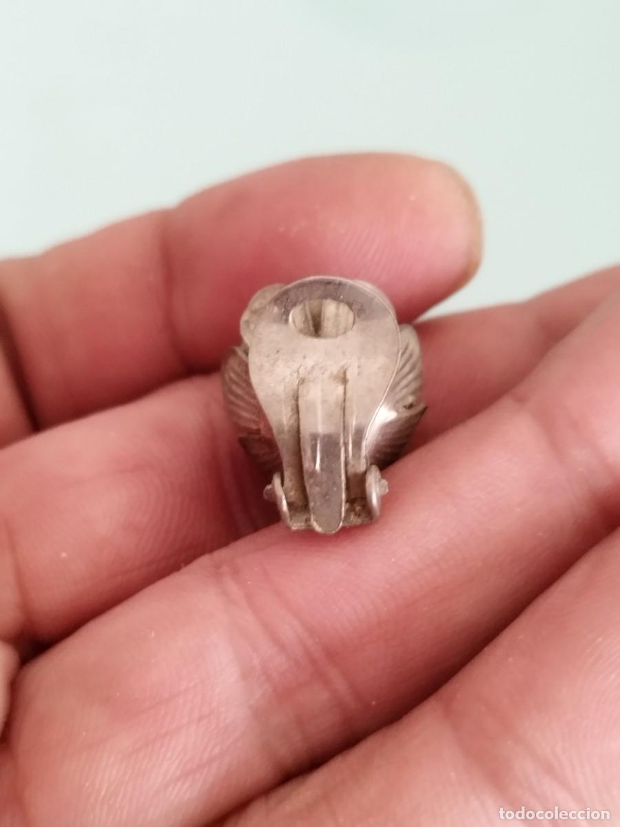 Joyeria: Antiguo pendiente de clip de flor con tipo perla en el centro. A identificar. - Foto 3