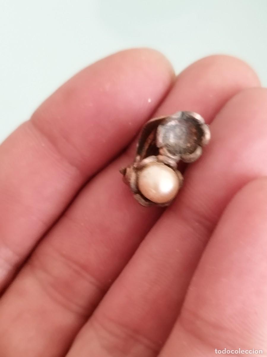 Joyeria: Antiguo pendiente de clip de dos flores con tipo perla en el centro. A identificar. Y restaurar.