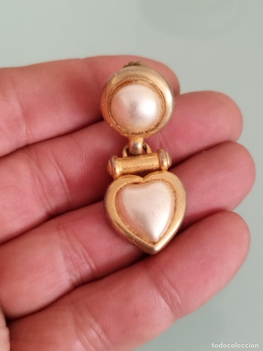 Joyeria: Antiguo pendiente de clip de coraz&oacute;n y tipo perla a identificar. Metal dorado a identificar.