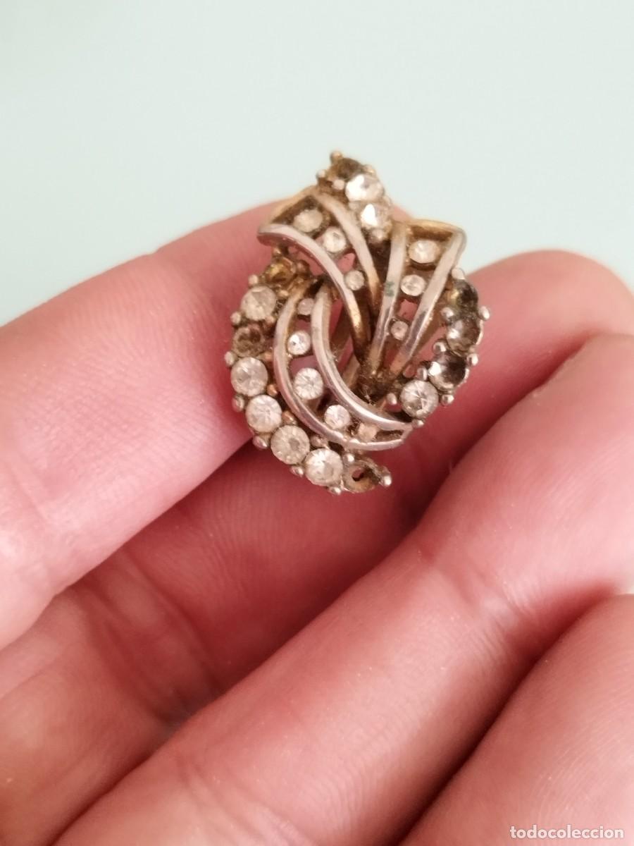 Joyeria: Antiguo pendiente de metal dorado con pedrer&iacute;a a identificar.
