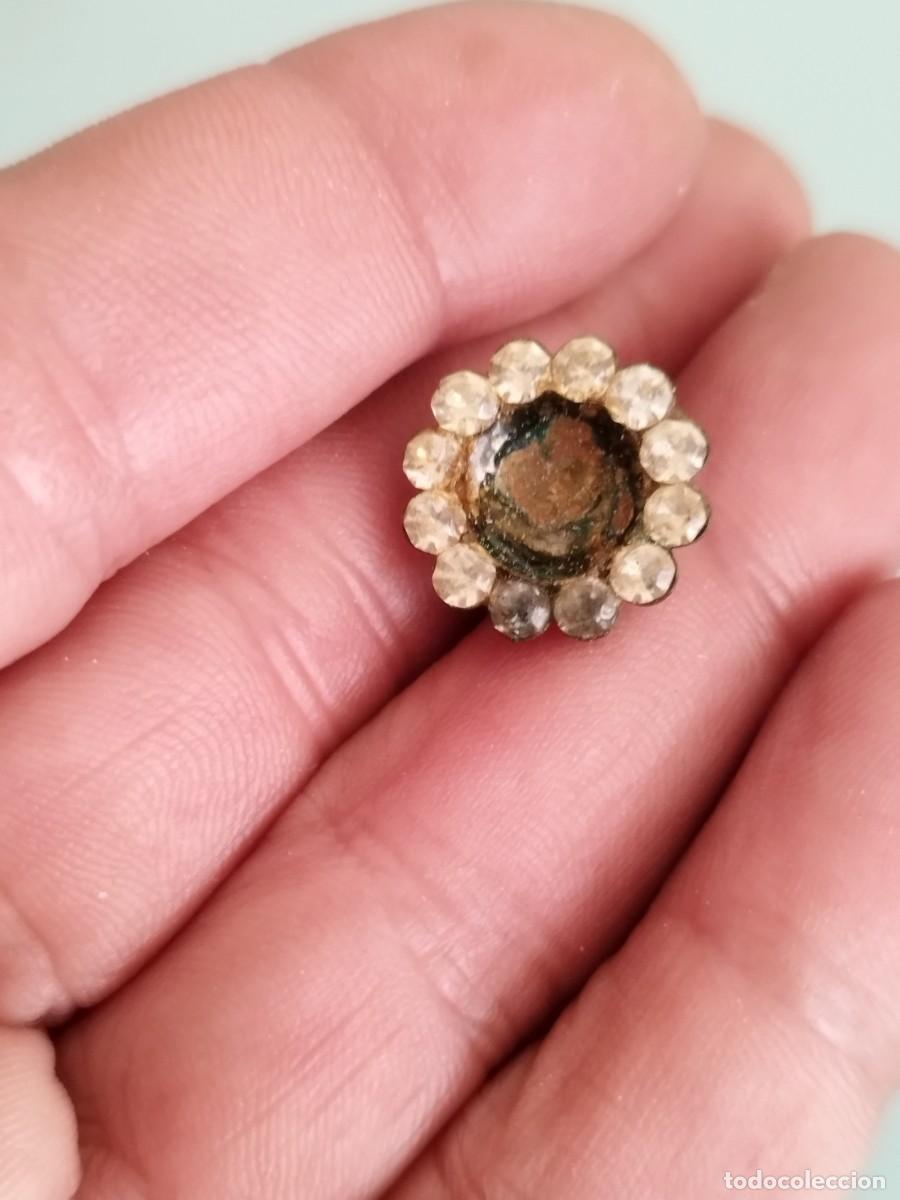 Joyeria: Antiguo pendiente en forma de flor a restaurar.