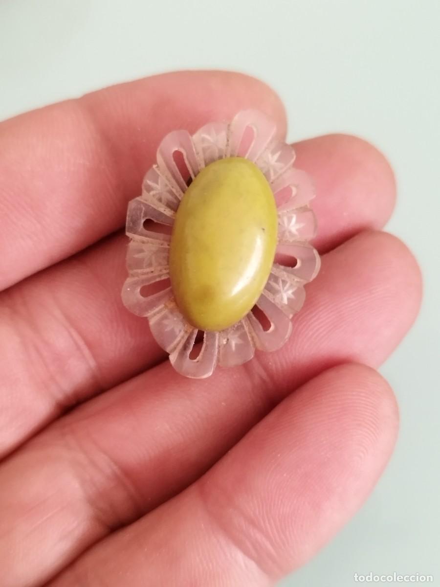 Joyeria: Antiguo pendiente tipo flor de color verde oliva.