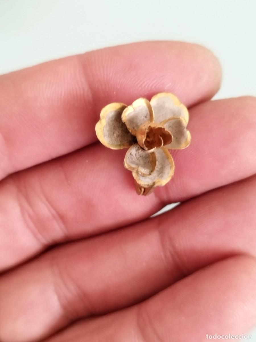 Joyeria: Antiguo pendiente en forma de flor de metal a dientificar.