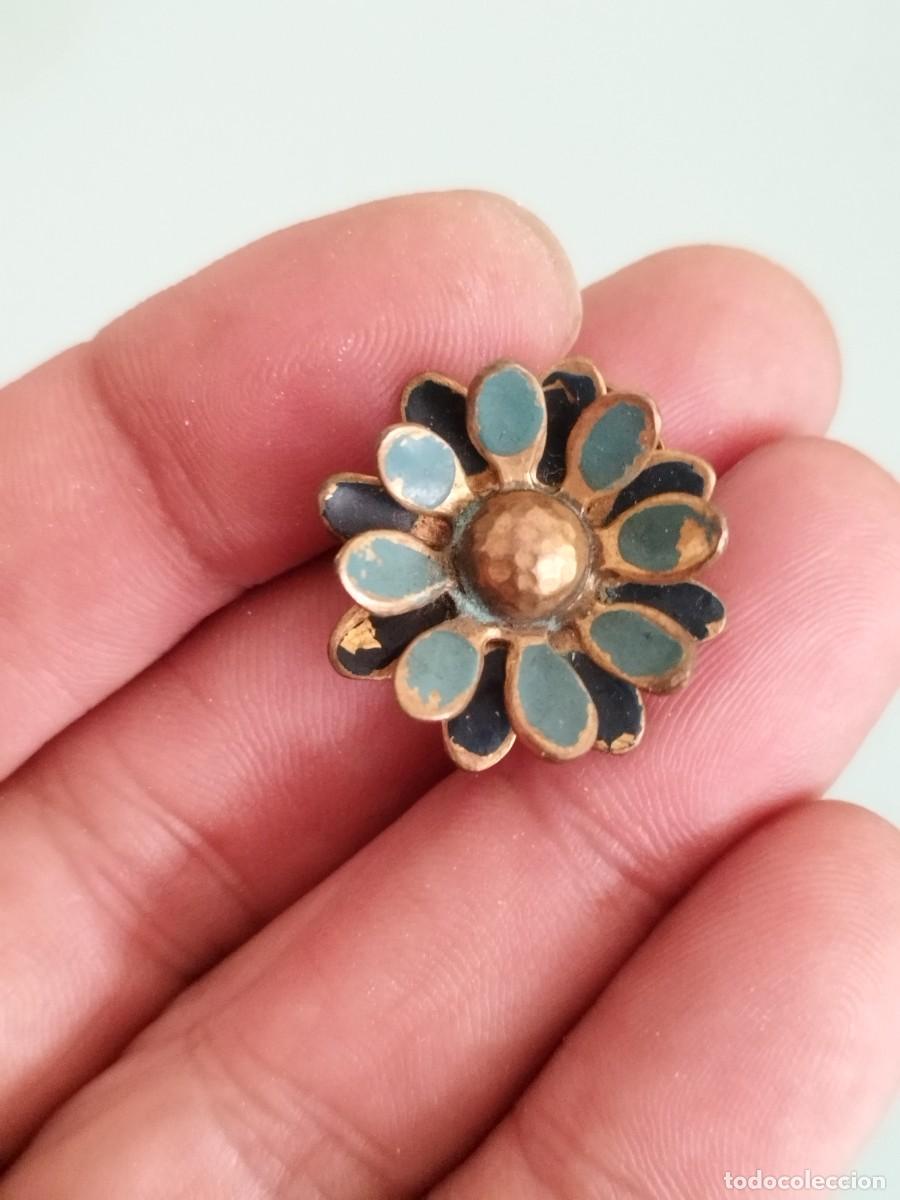 Joyeria: Antiguo pendiente en forma de flor de metal a identificar. Color azulado.