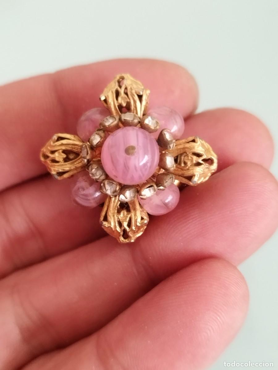 Joyeria: Antiguo pendiente en forma de flor de metal a identificar.