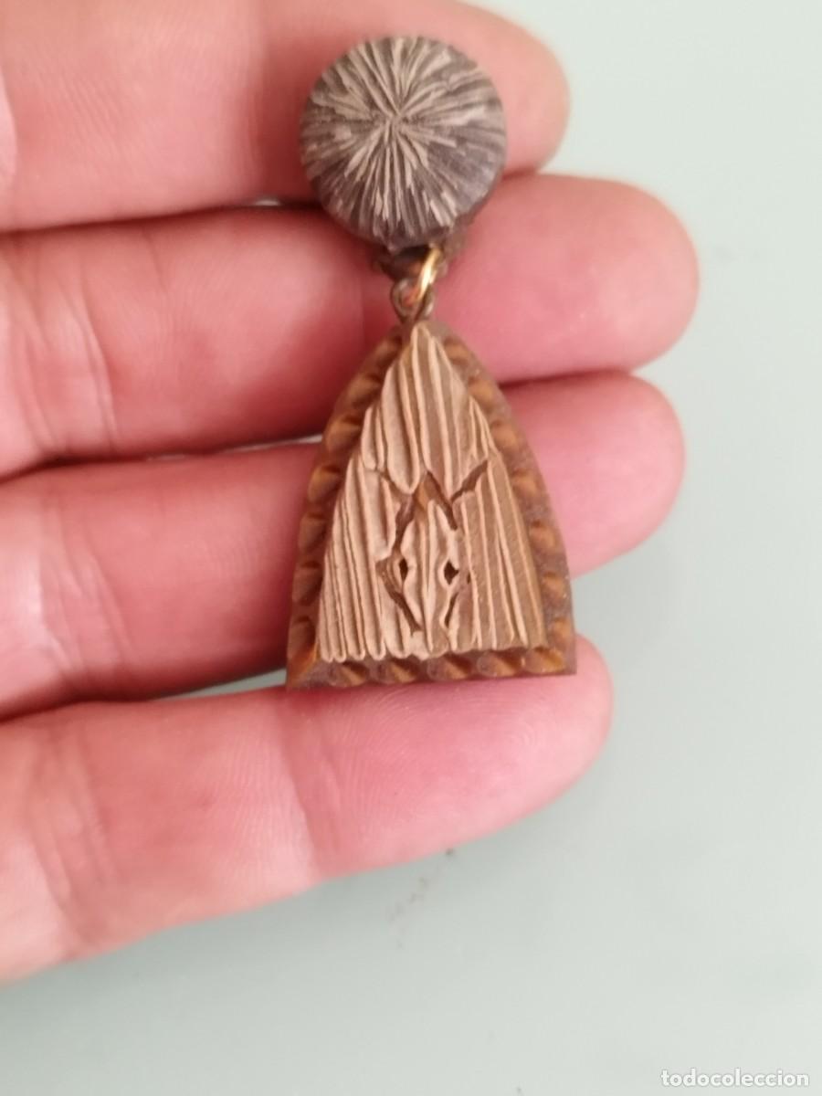 Joyeria: Antiguo pendiente de color marr&oacute;n a identificar. Simula madera tallada. De pasta.