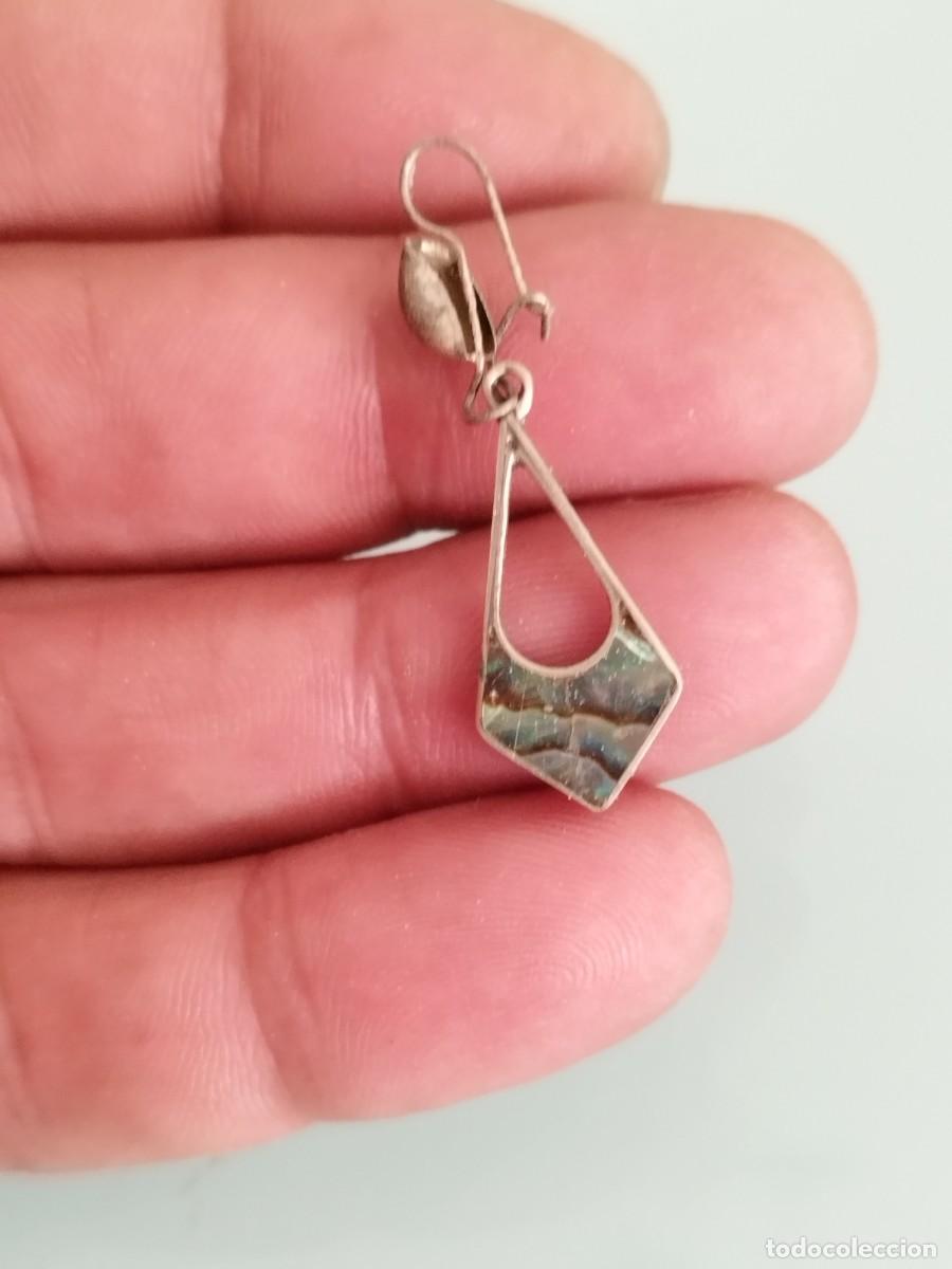 Joyeria: Antiguo pendiente con incrustaciones decorativas. Posible plata.