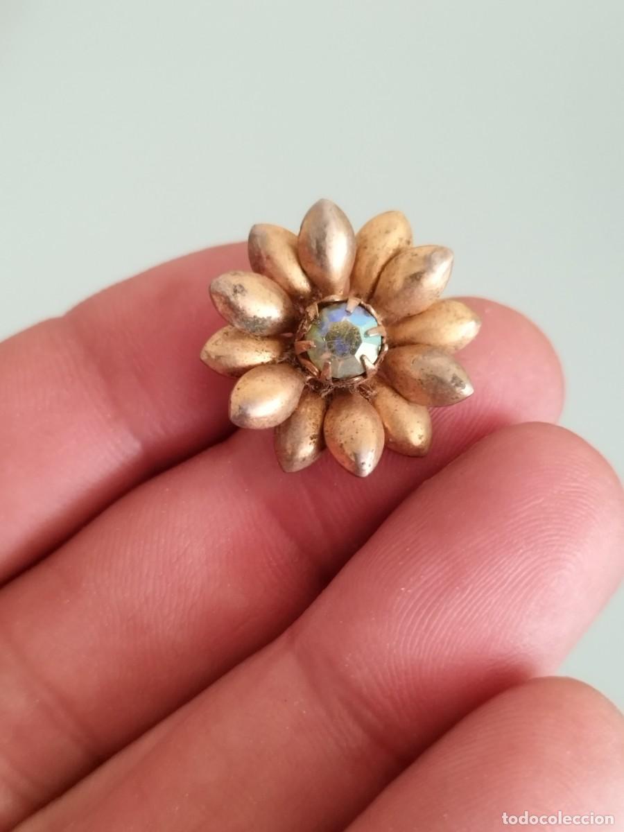Joyeria: Antiguo pendiente en forma de flor, de metal dorado a identificar.