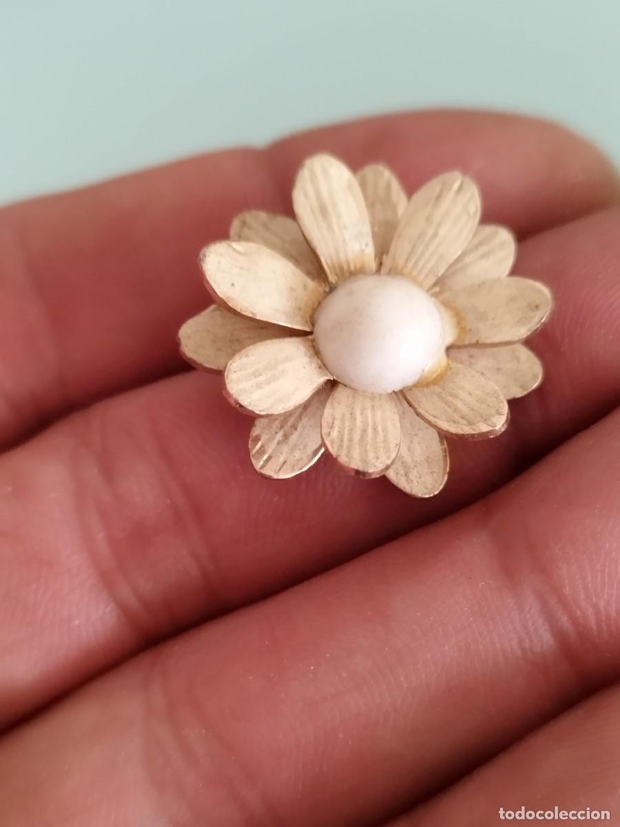 Joyeria: Antiguo pendiente en forma de flor, de metal dorado a identificar. Cierre a restaurar.