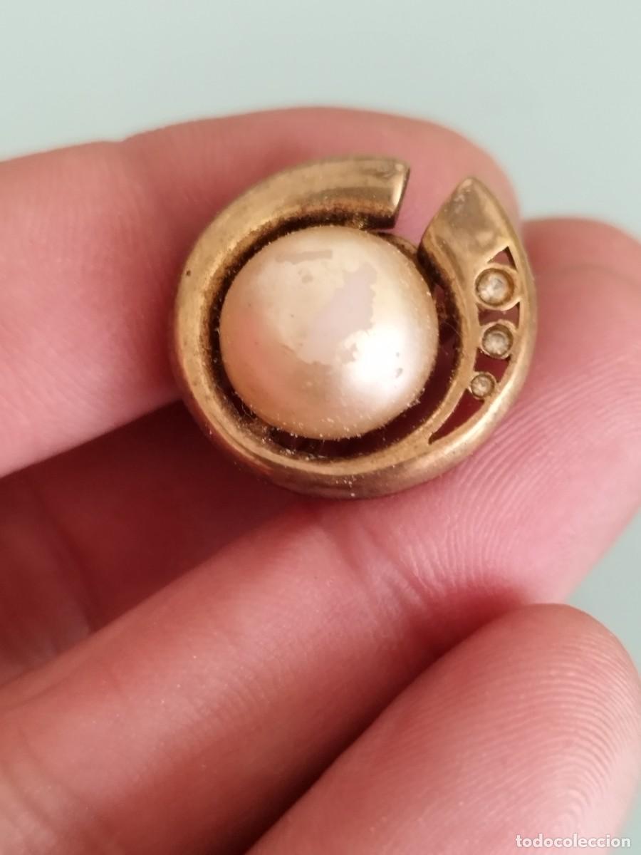 Joyeria: Antiguo pendiente de metal dorado com tipo perla en el centro y pedrer&iacute;a a identificar.