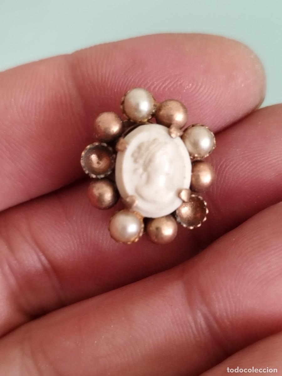 Joyeria: Antiguo pendiente con camafeo en el centro. Con tipo perlas a identificar. - Foto 2