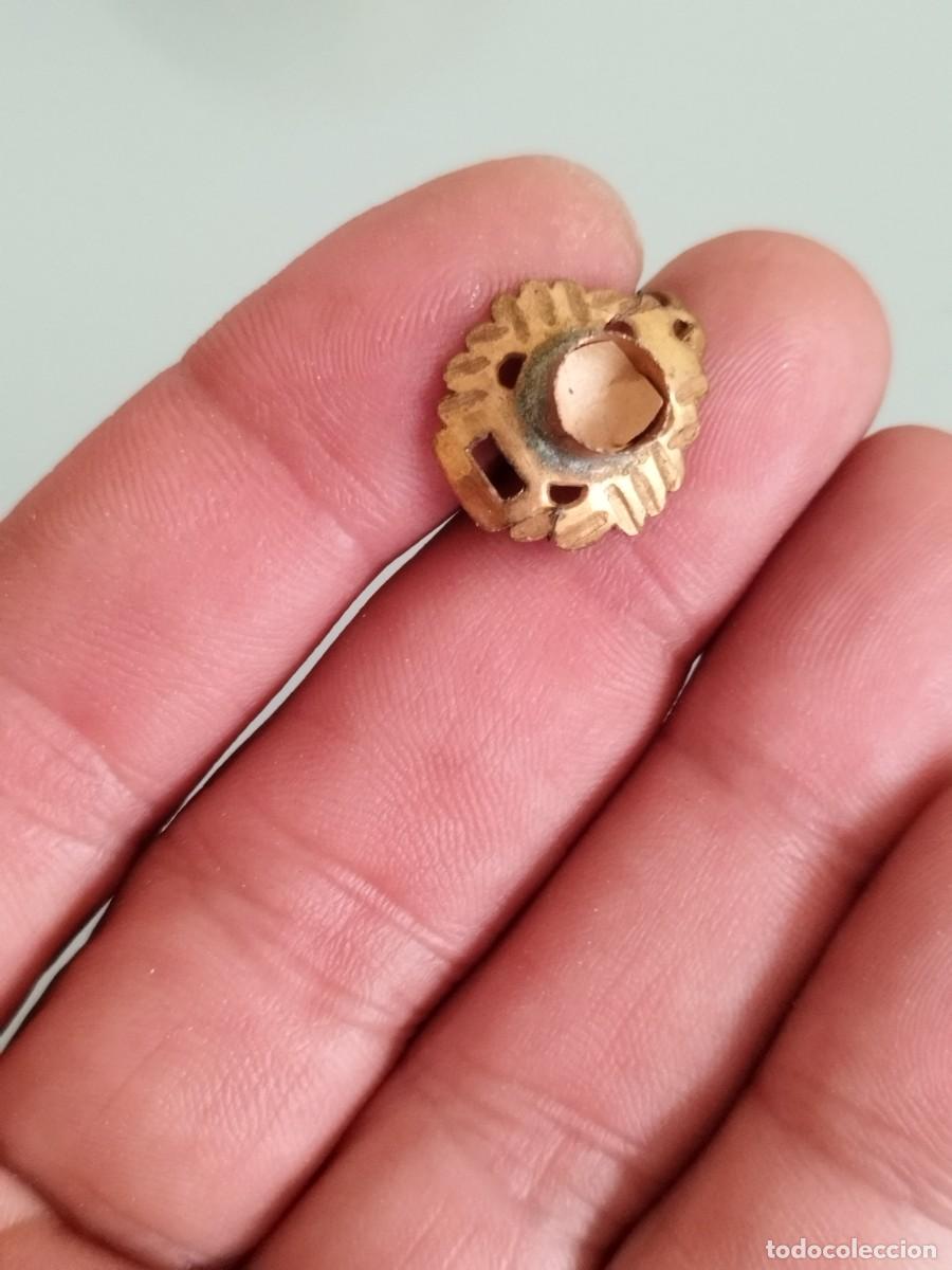 Joalharia: Antiguo pendiente de metal dorado a identificar y restaurar.