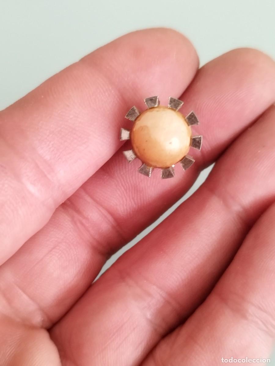 Joyeria: Antiguo pendiente con tipo perla central, similar a dise&ntilde;os Art Nouveau franc&eacute;s con motivos de rayos