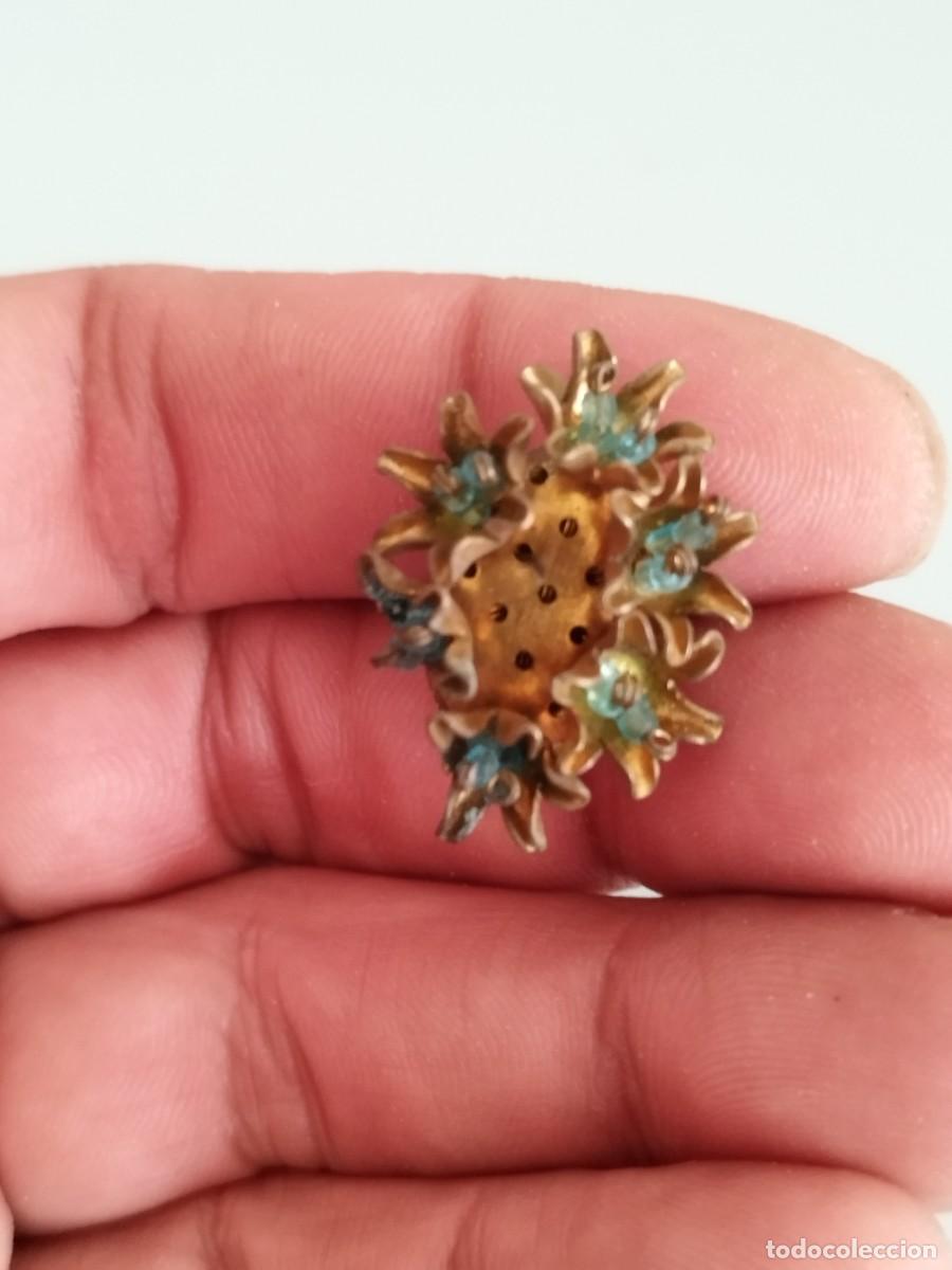 Joyeria: Antiguo pendiente de metal dorado en forma de ramo de flores, a restaurar.