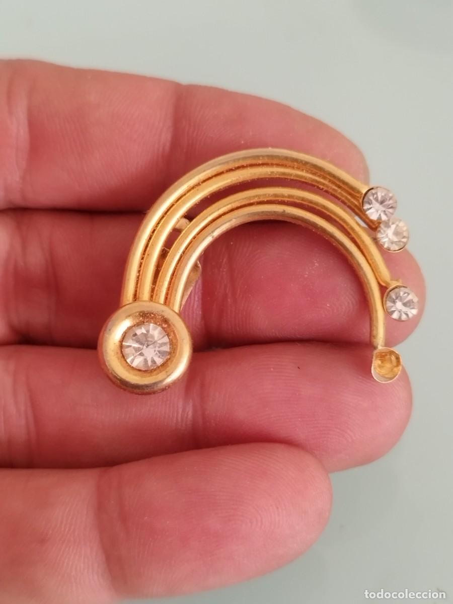 Joyeria: Antiguo pendiente en forma de arco&iacute;ris y detalles de cristales. Falta una piedra.