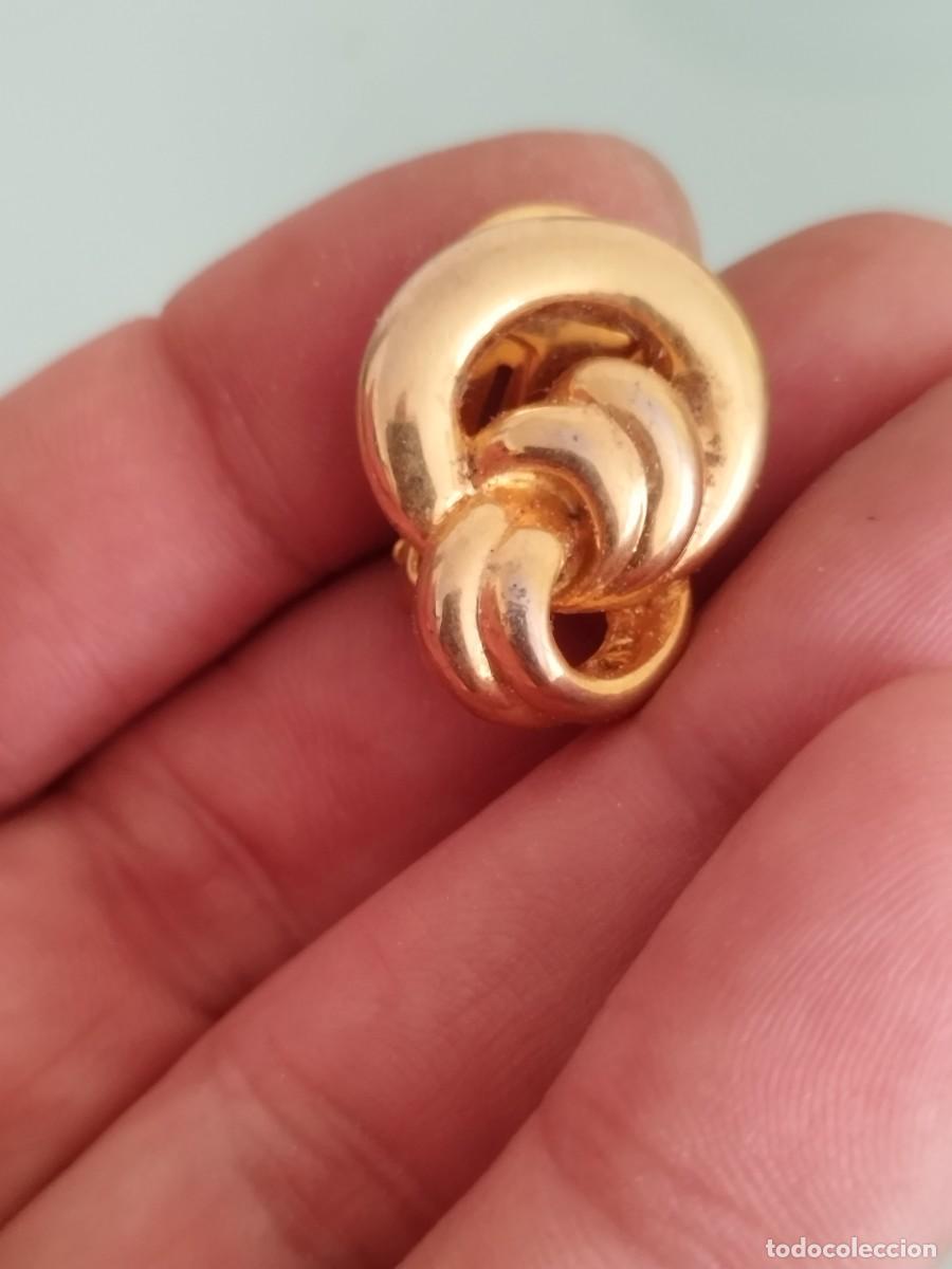 Joyeria: Antiguo pendiente en forma de lazo, en metal dorado a identificar.