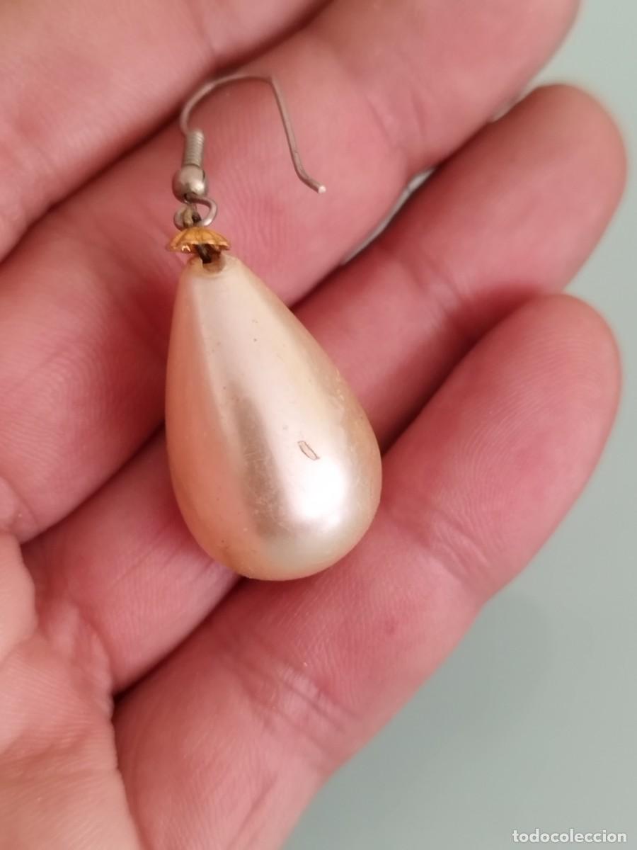 Joyeria: Antiguo pendiente pendiente colgante de perla sint&eacute;tica en forma de l&aacute;grima.