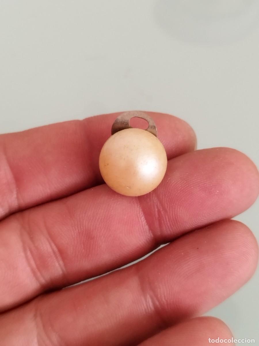 Joyeria: Antiguo pendiente de perla sint&eacute;tica.