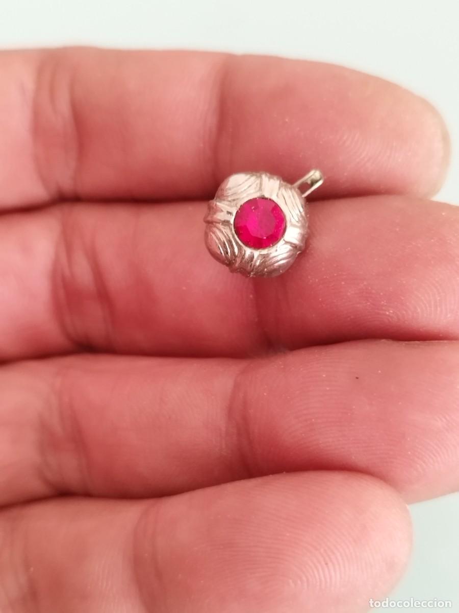 Joyeria: Antiguo pendiente estilo floral con piedra central a identificar.