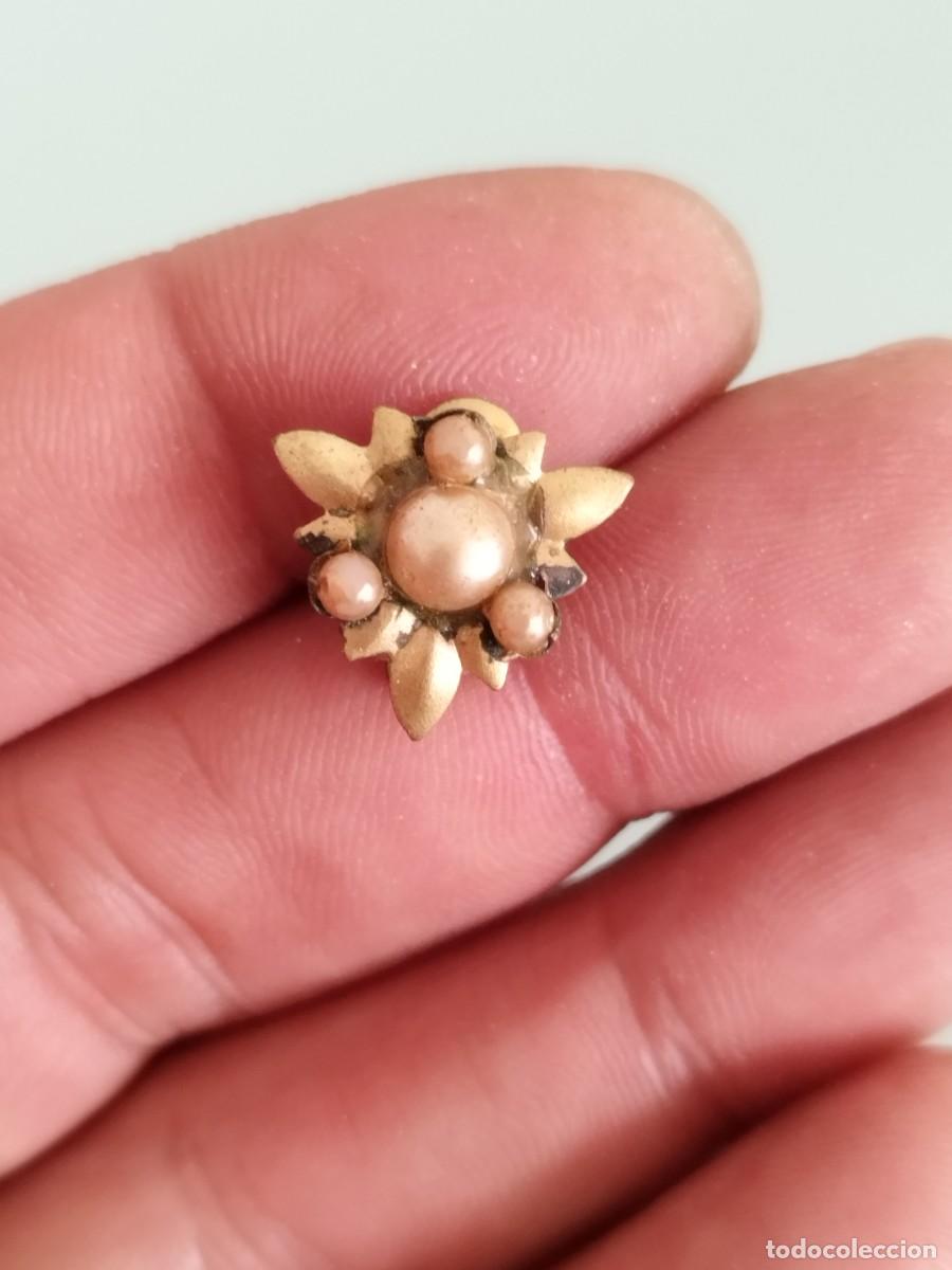 Joyeria: Antiguo pendiente forma de flor en metal dorado. Tres perlas a identificar.