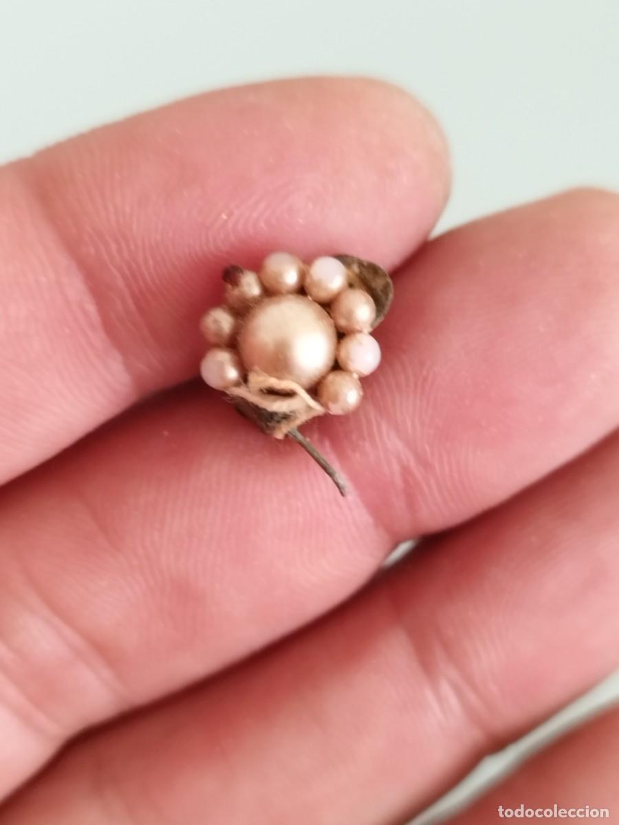 Joyeria: Antiguo pendiente forma de flor en metal con perlas a identificar. A restaurar.