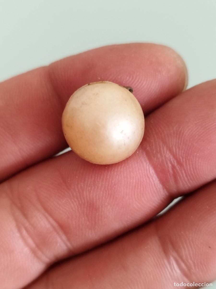 Joyeria: Antiguo pendiente de una tipo perla a identificar.