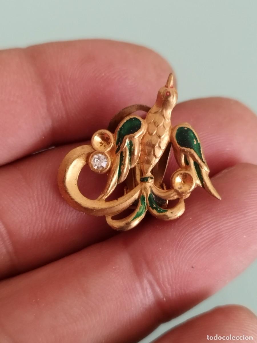 Joyeria: Antiguo pendiente forma de p&aacute;jaro esmaltado, con detalles en verde y una peque&ntilde;a piedra brillante.&nbsp;