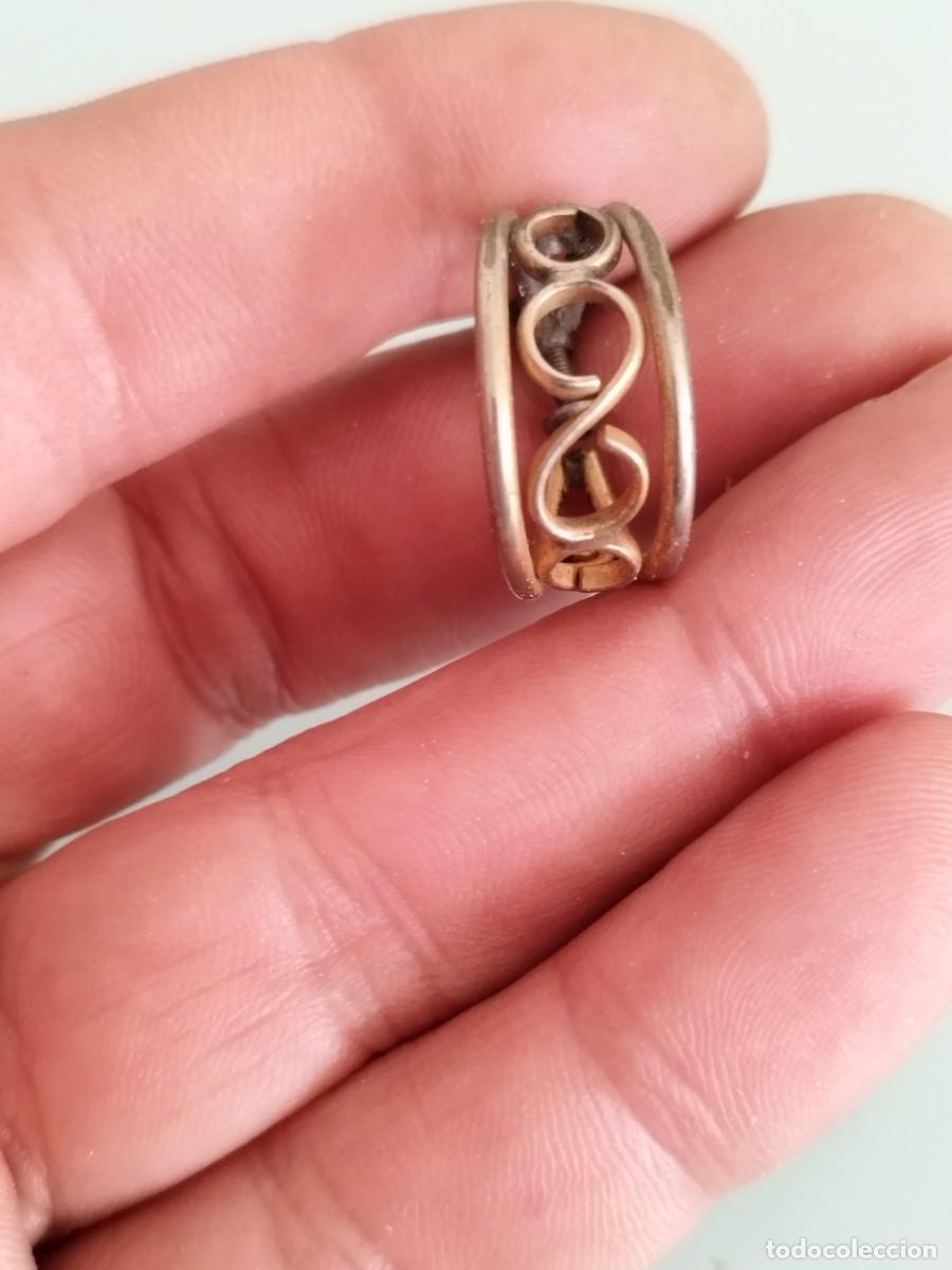 Joyeria: Antiguo pendiente estructura de filigrana o calado que forma figuras circulares en el centro.&nbsp;