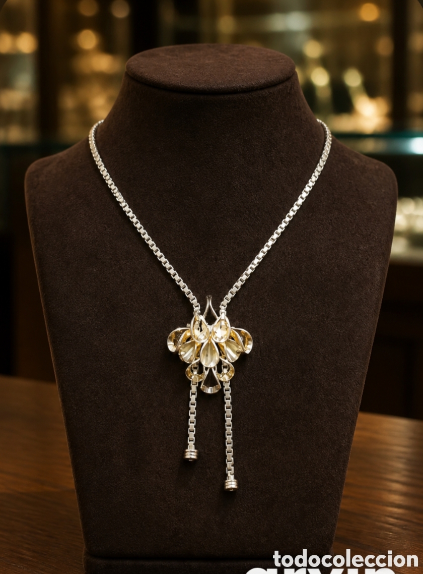 Joyeria: Elegante collar tipo corbat&iacute;n con un llamativo colgante. - Dise&ntilde;o con detalles florales y colgantes