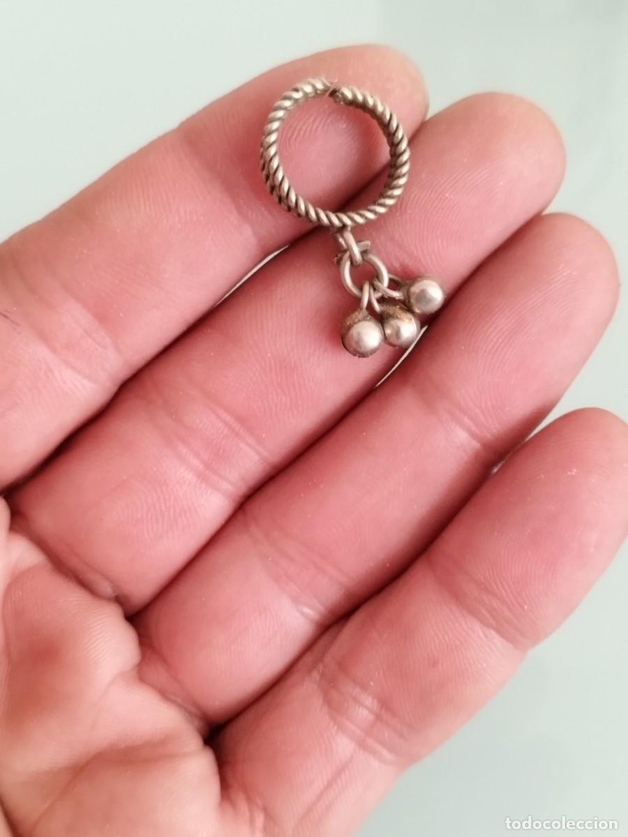 Joyeria: Antiguo adorno tipo anillo con 3 cascabeles en miniatura colgando.