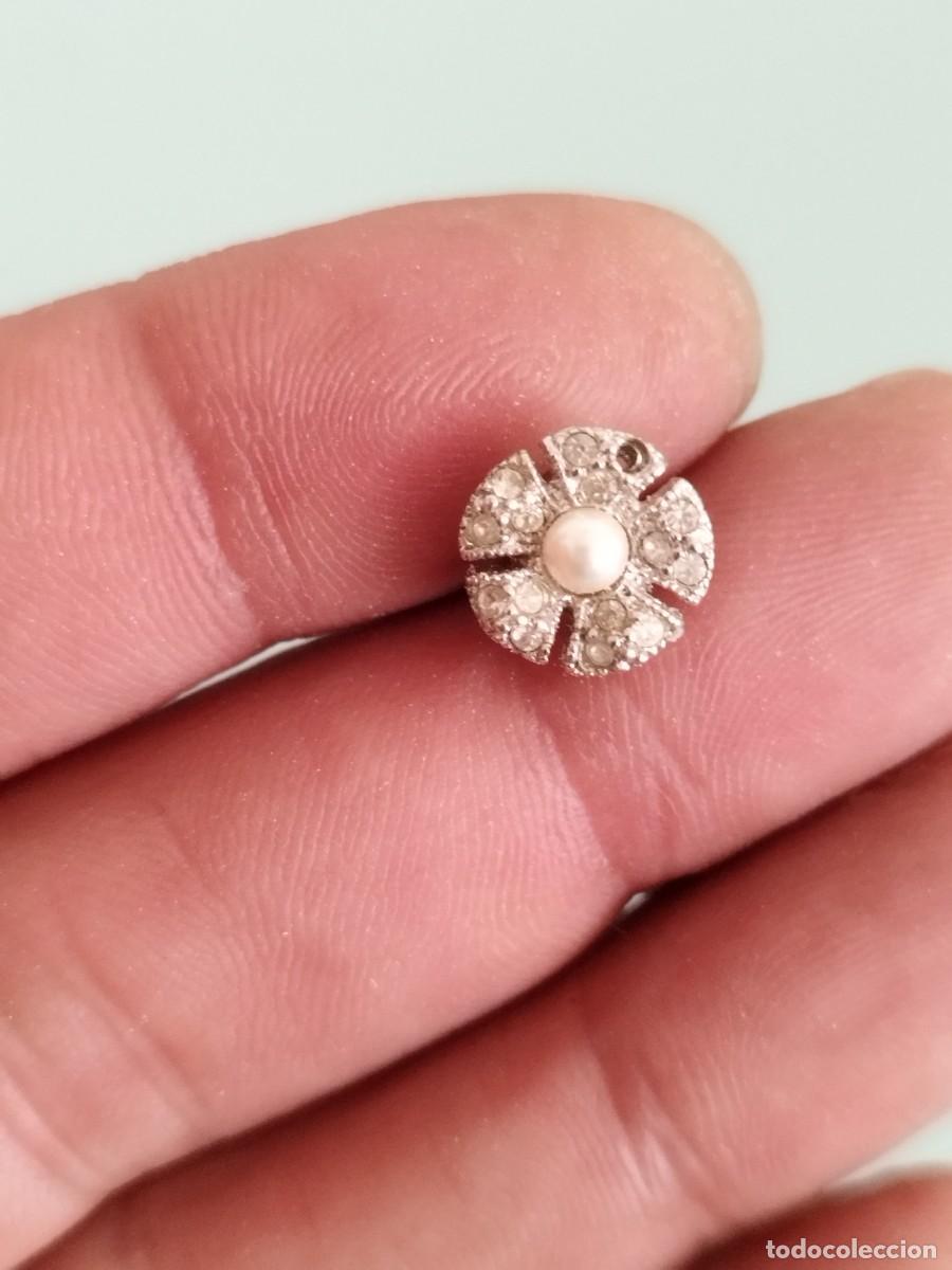 Joyeria: Antiguo pendiente con dise&ntilde;o floral con piedras brillantes y una perla central. A identificar.