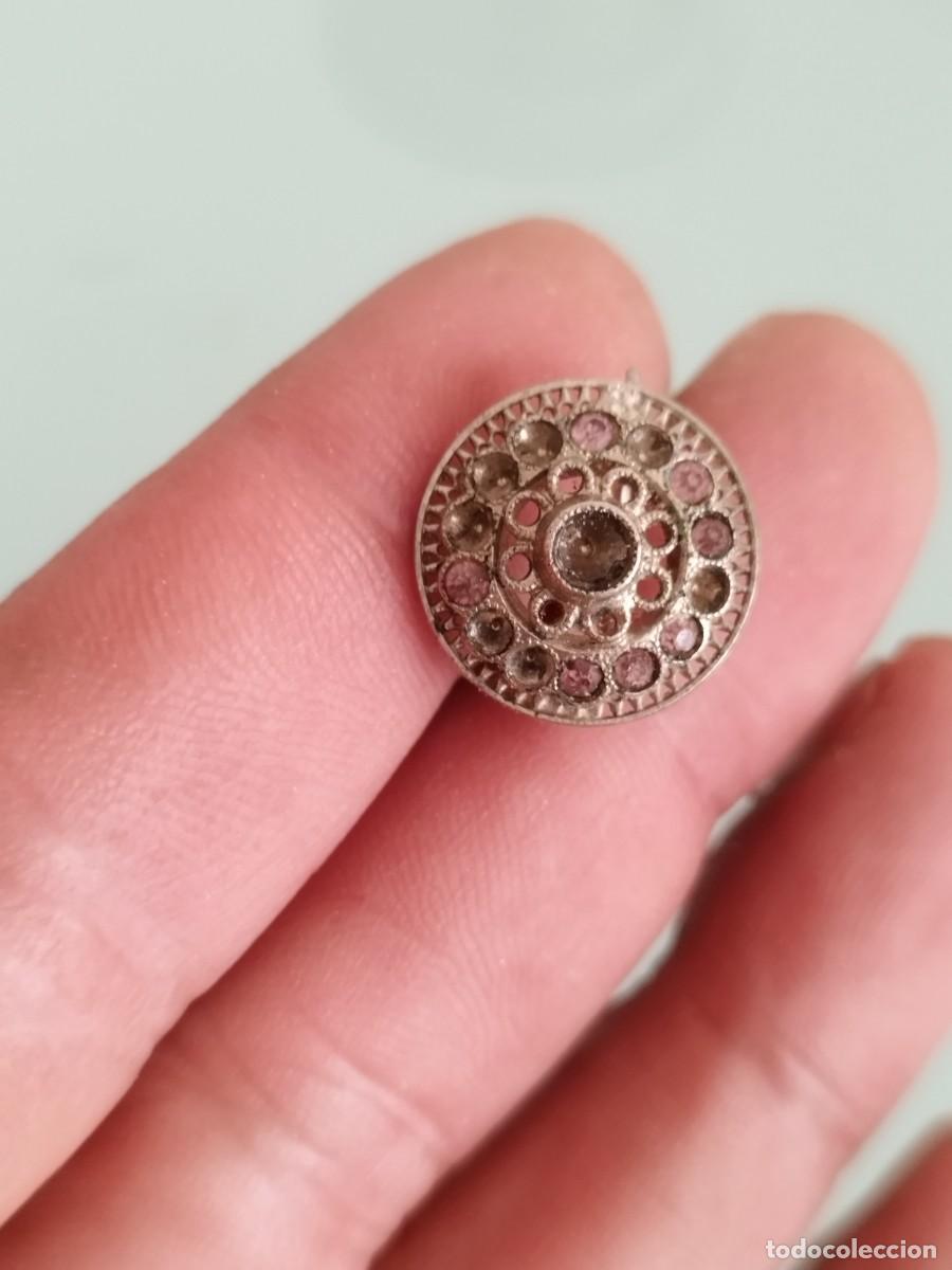 Joyeria: Antiguo pendiente con dise&ntilde;o intrincado circular y peque&ntilde;os detalles engastados.&nbsp;