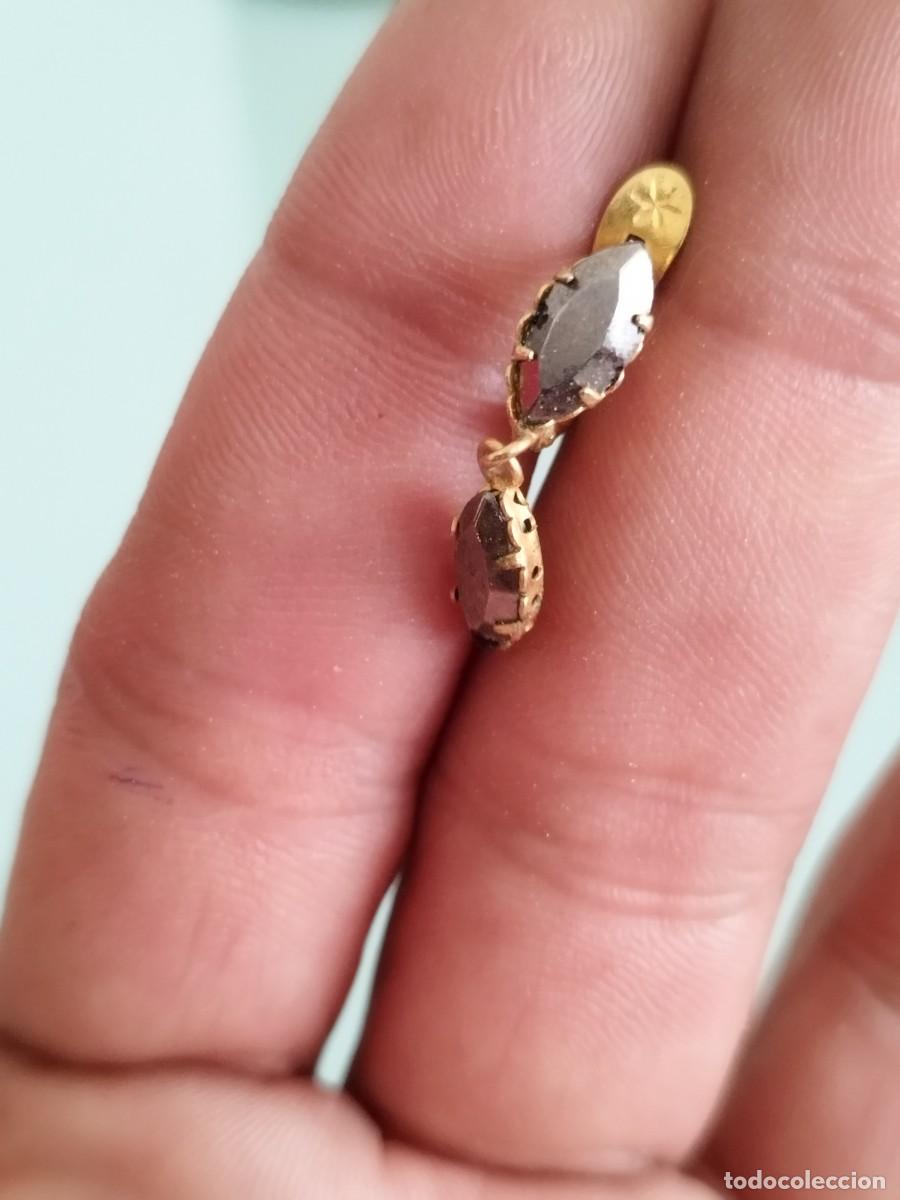 Joyeria: Antiguo pendiente con dise&ntilde;o cl&aacute;sico con dos piedras oscuras engastadas