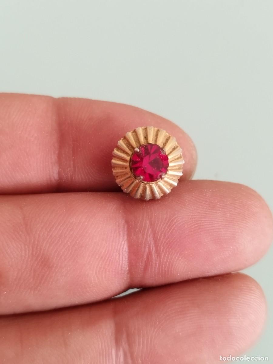 Joyeria: Antiguo pendiente de metal dorado con piedra incrustada de color rojo a identificar.
