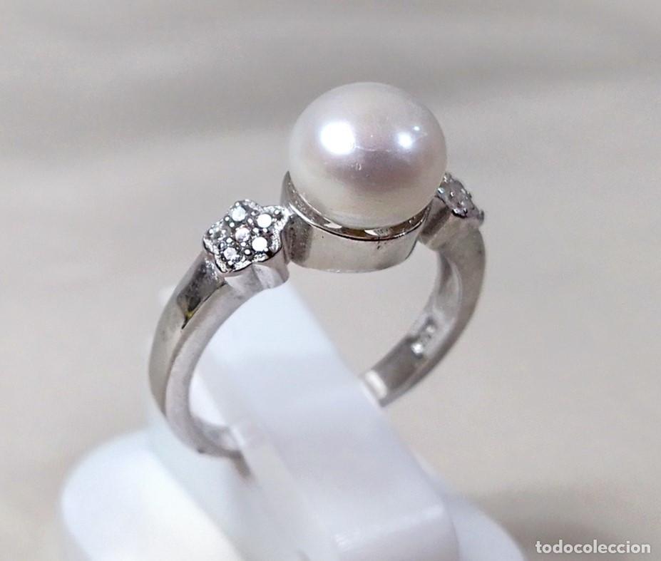Joyeria: Anillo cl&aacute;sico de plata de ley con perla sint&eacute;tica y circonitas - Talla 12