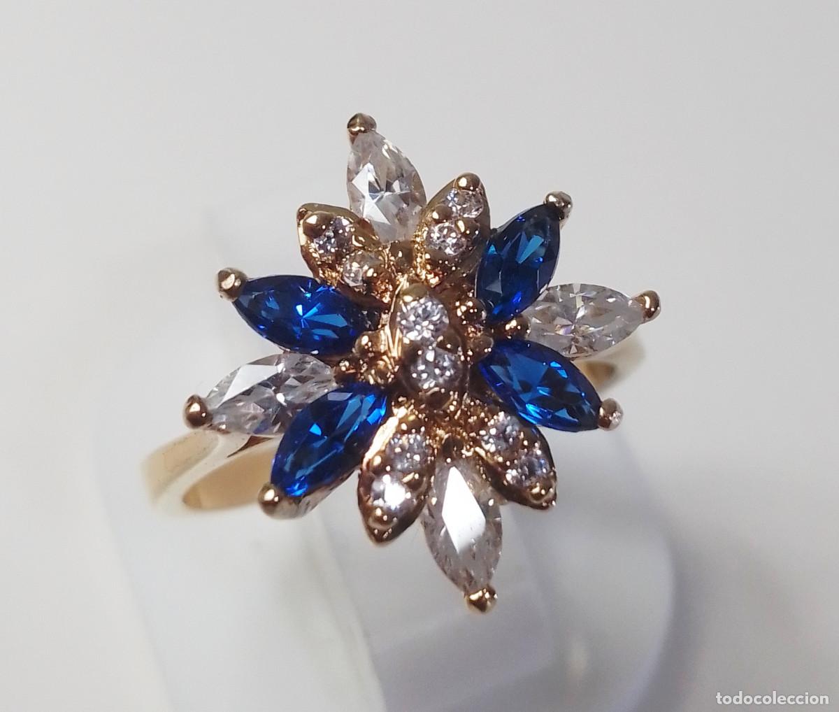Joyeria: Anillo cl&aacute;sico de plata de ley ba&ntilde;ado en oro con circonitas y zafiros sint&eacute;ticos - Talla 16