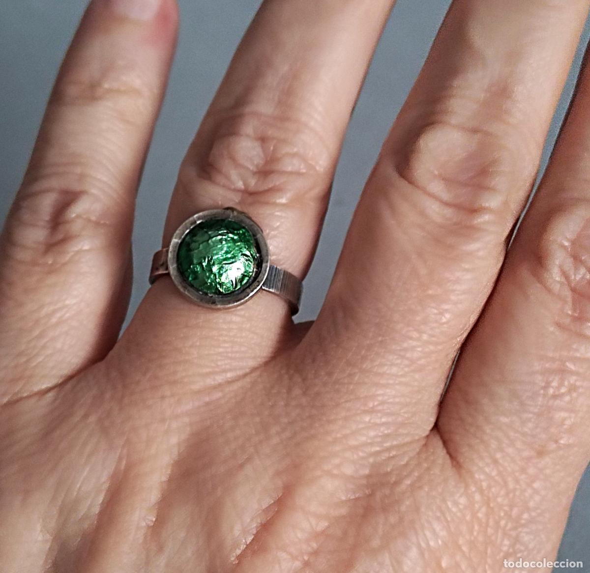 Joyeria: Anillo de plata de ley contrastada, con cristal verde. Tama&ntilde;o ajustable.