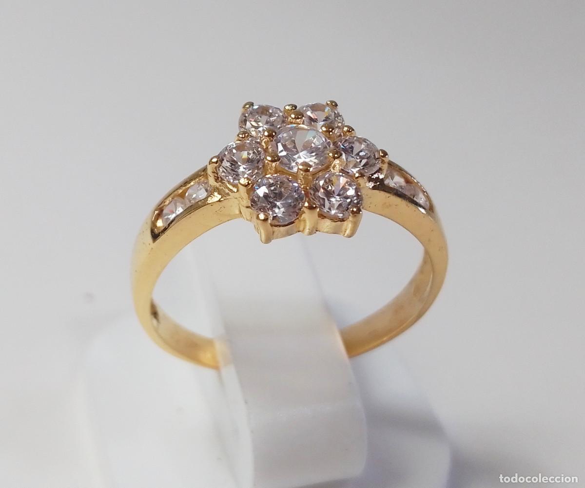 Joyeria: Precioso anillo cl&aacute;sico tipo roset&oacute;n de plata de ley ba&ntilde;ado en oro con circonitas - Talla 16