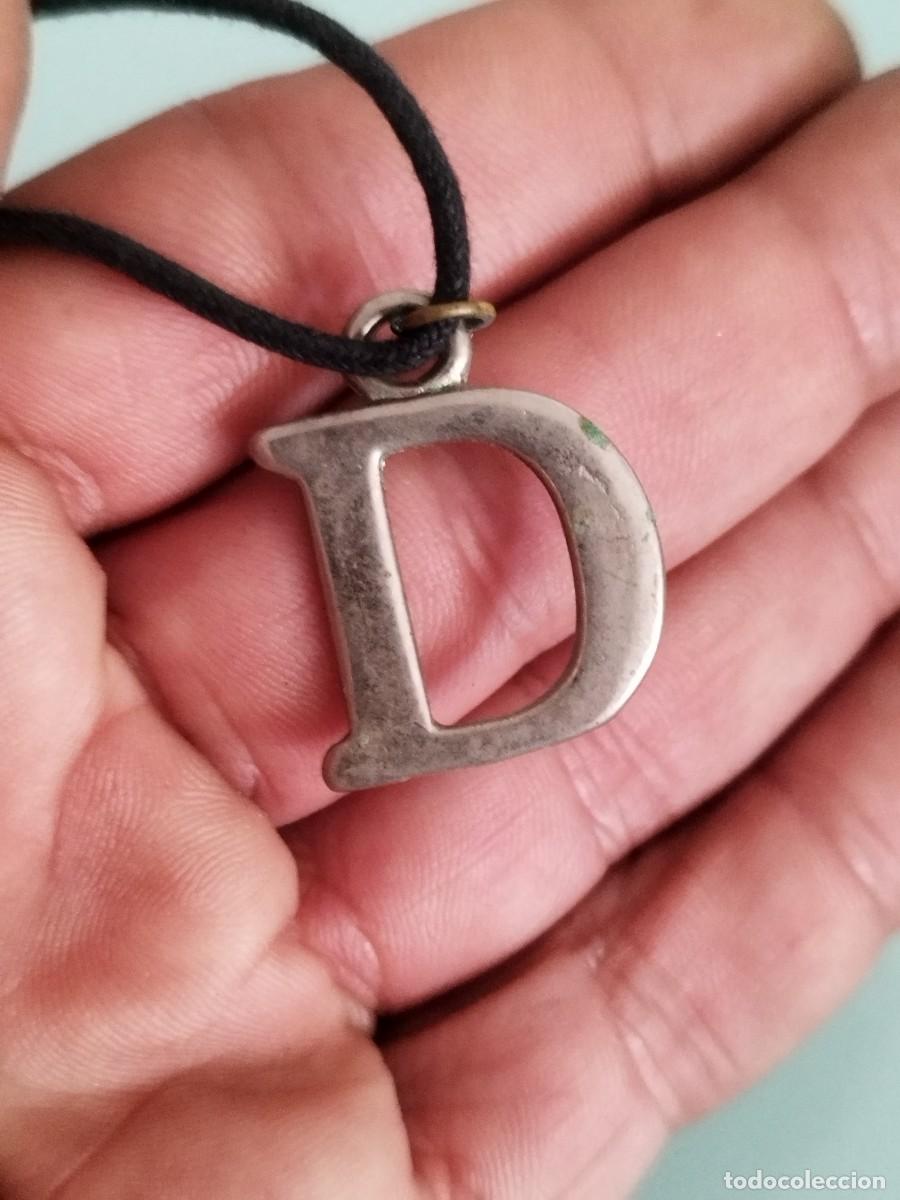 Schmuck: Antiguo colgante con la letra D. Metal plateado a identificar.