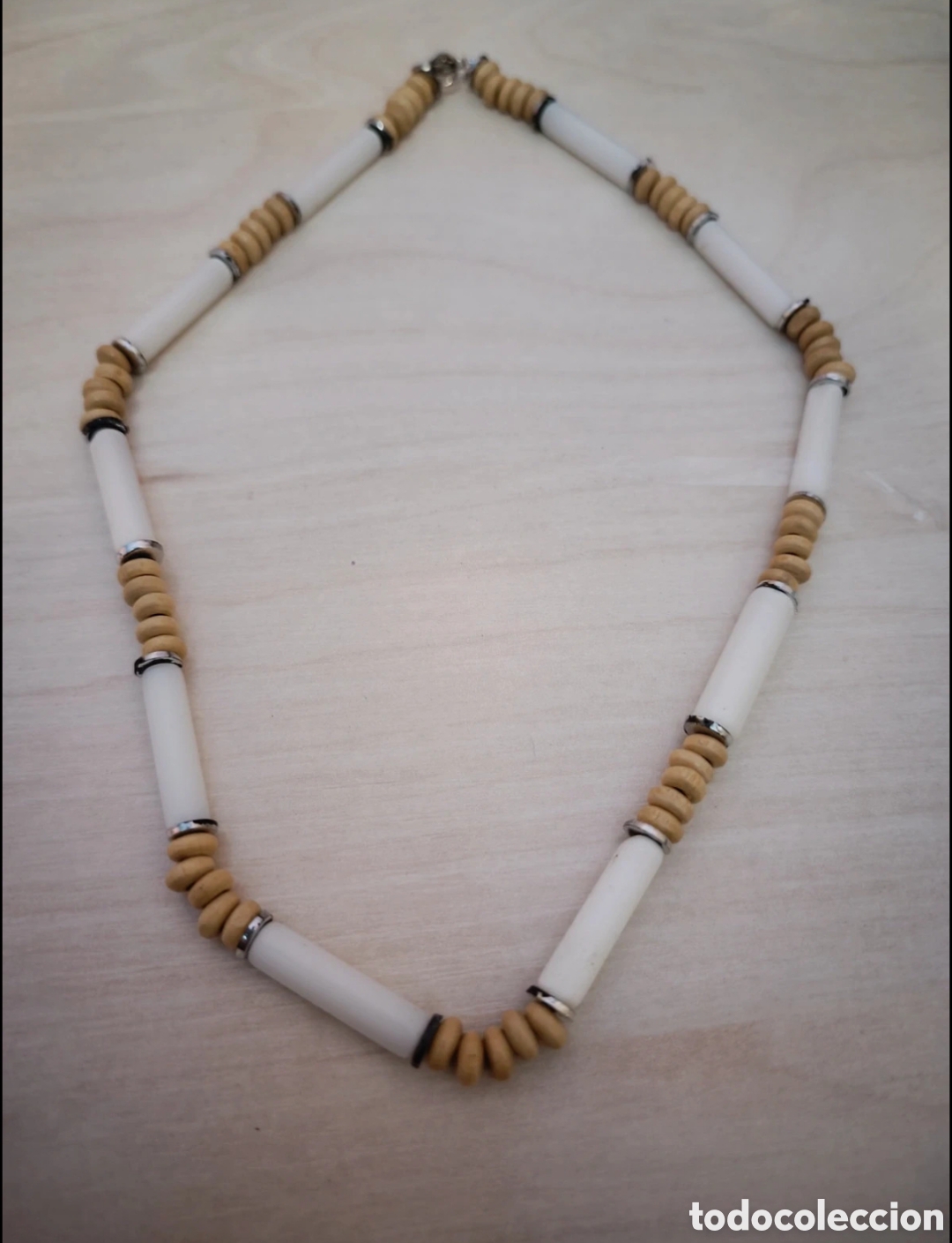 Joyeria: Gargantilla de cuentas blancas y marrones