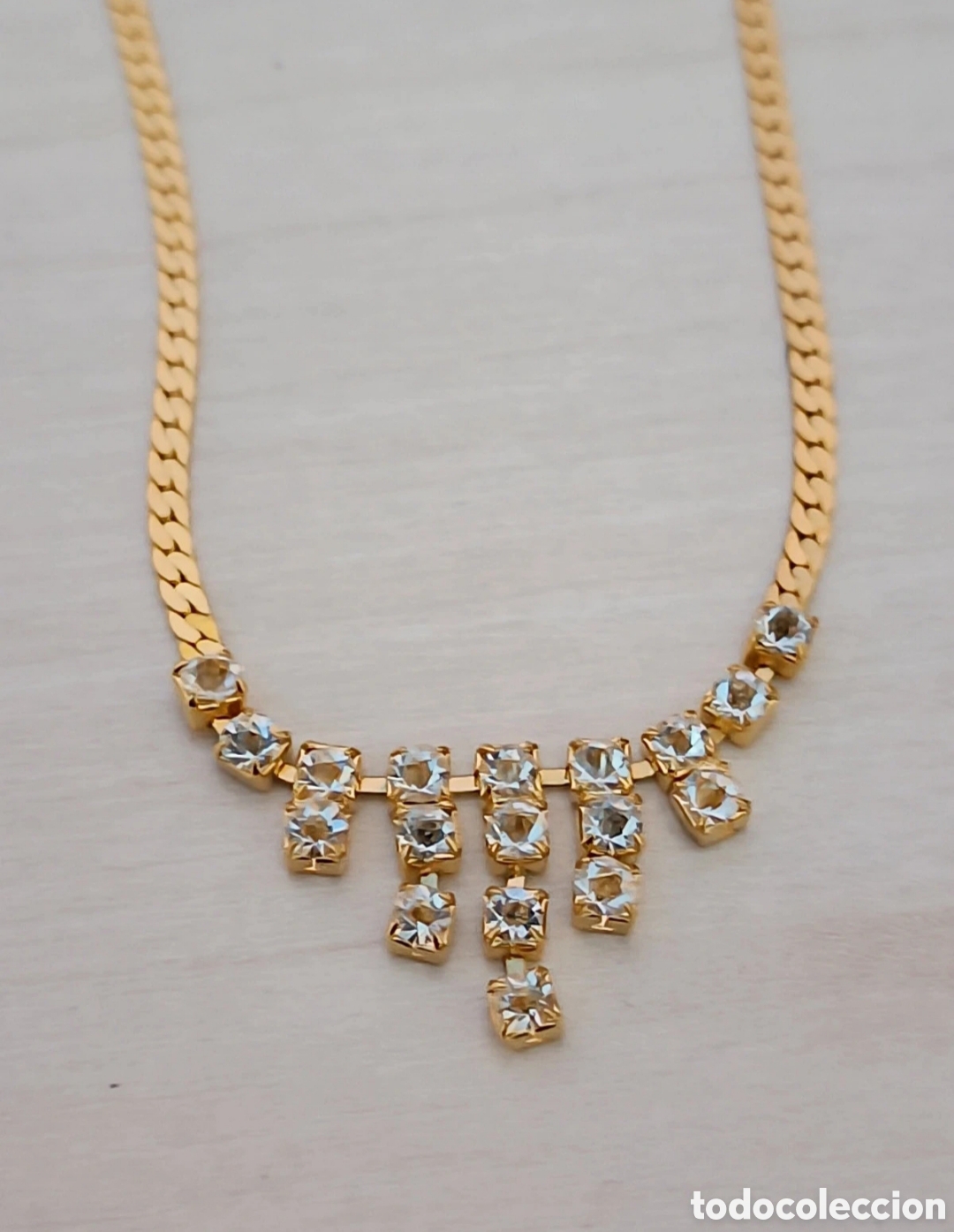 Joyeria: Collar dorado con piedras transparentes