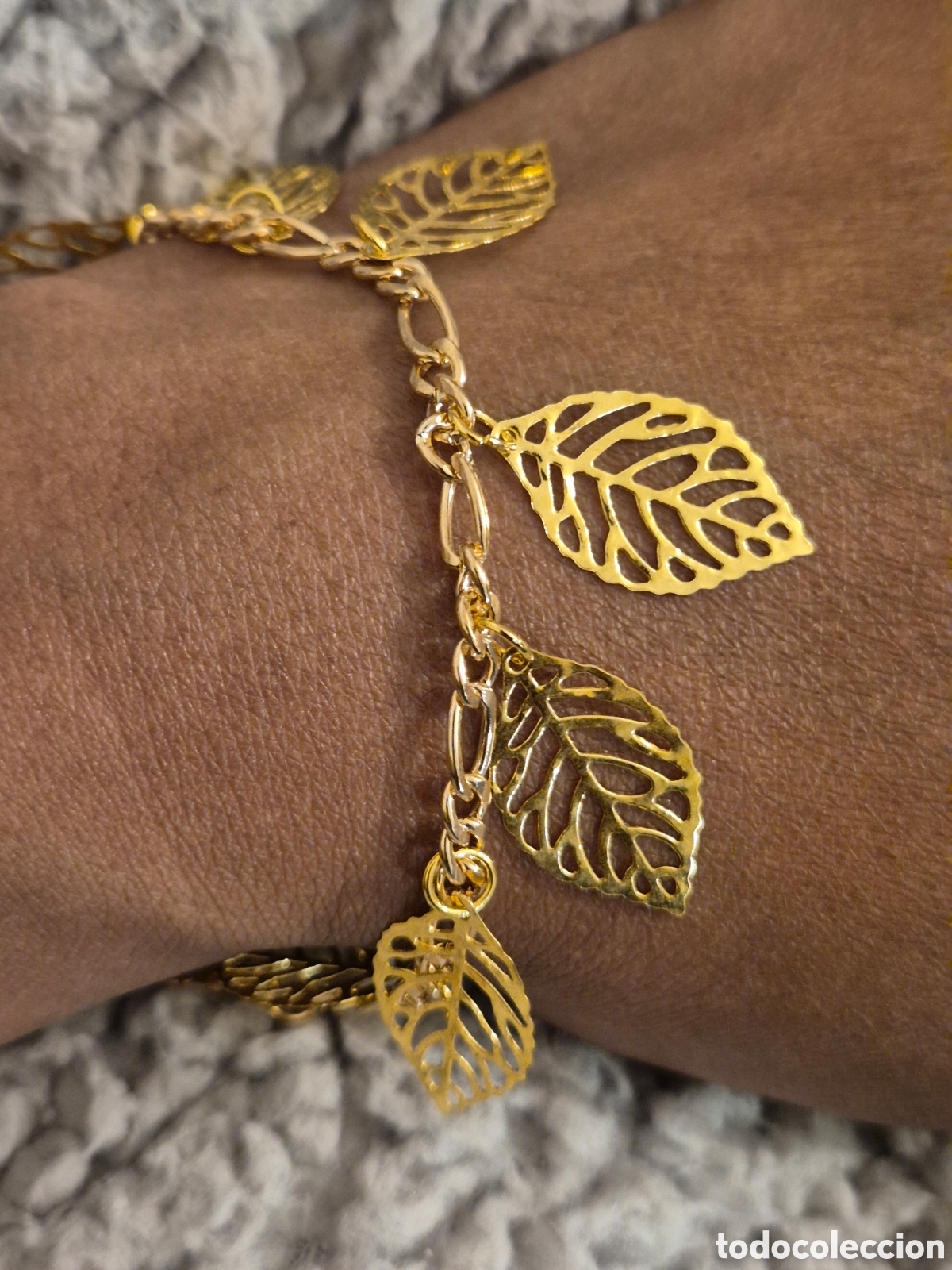 Joyeria: Pulsera artesana con dise&ntilde;o de hojas doradas