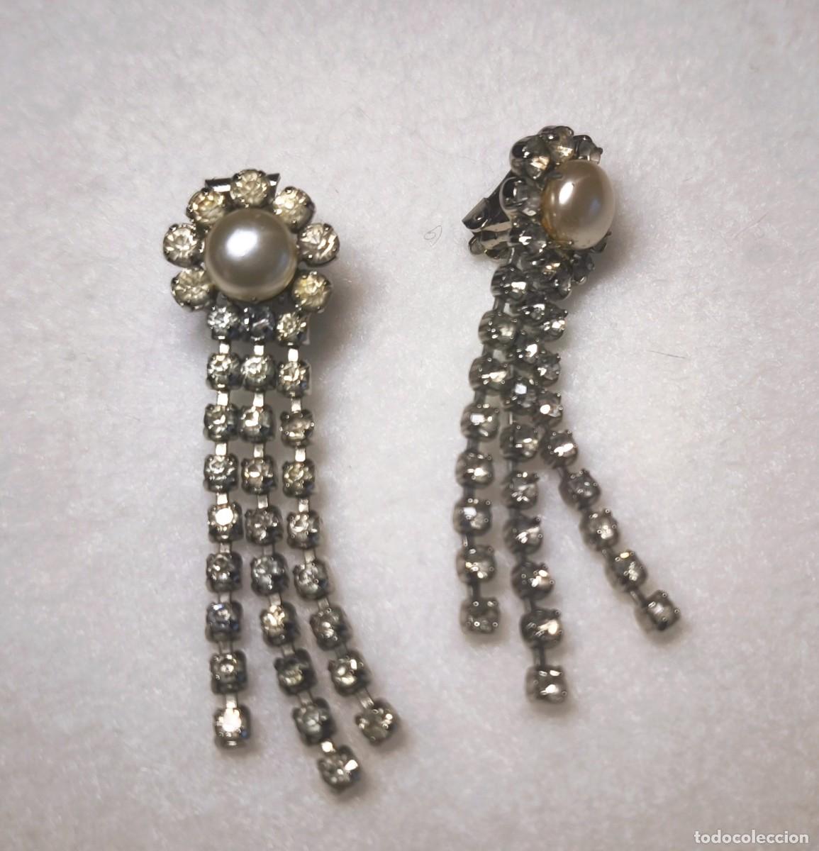 Joyeria: PENDIENTES LARGOS DE CLIP CON PERLA Y CRISTALES DE SWAROVSKI EN FORMA DE ROSET&Oacute;N Y TIRAS COLGANTES.