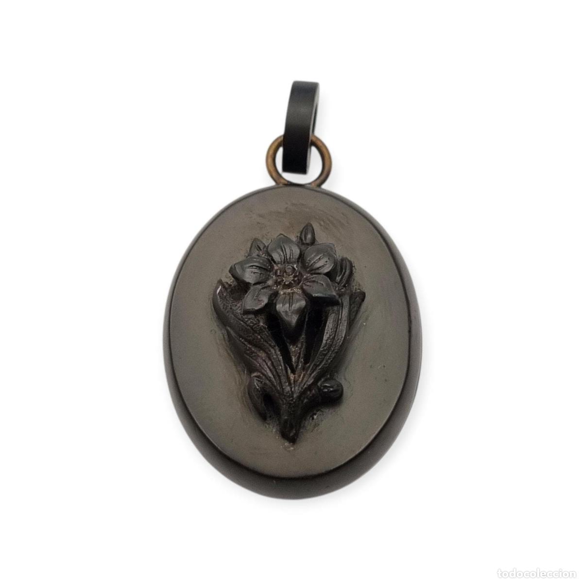 Joyeria: Guardapelo floral Victoriano antiguo de vulcanita, circa 1880-1900, joyer&iacute;a de luto