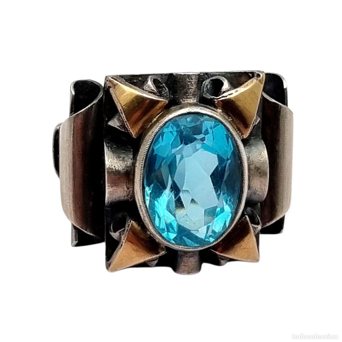 Joyeria: Anillo art deco catal&aacute;n de plata 925, vistas oro y cristal azul simil aguamarina, Espa&ntilde;a circa 1930.
