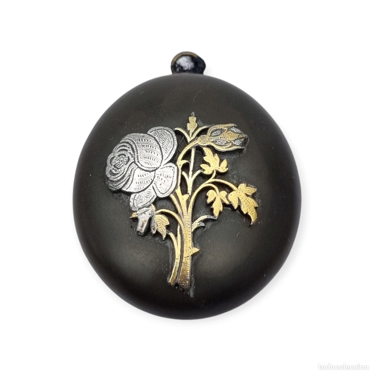 Joyeria: Guardapelo victoriano de vulcanita, joyer&iacute;a de luto, flor en relieve, Inglaterra circa 1890-1900