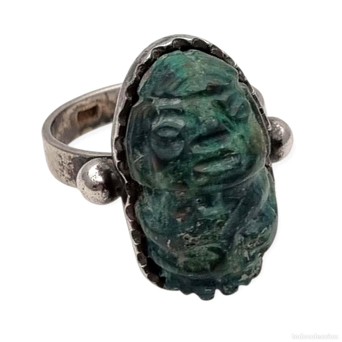 Joyeria: Anillo de plata Maya con piedra verde tallada, estilo boho &eacute;tnico, circa 1970-80