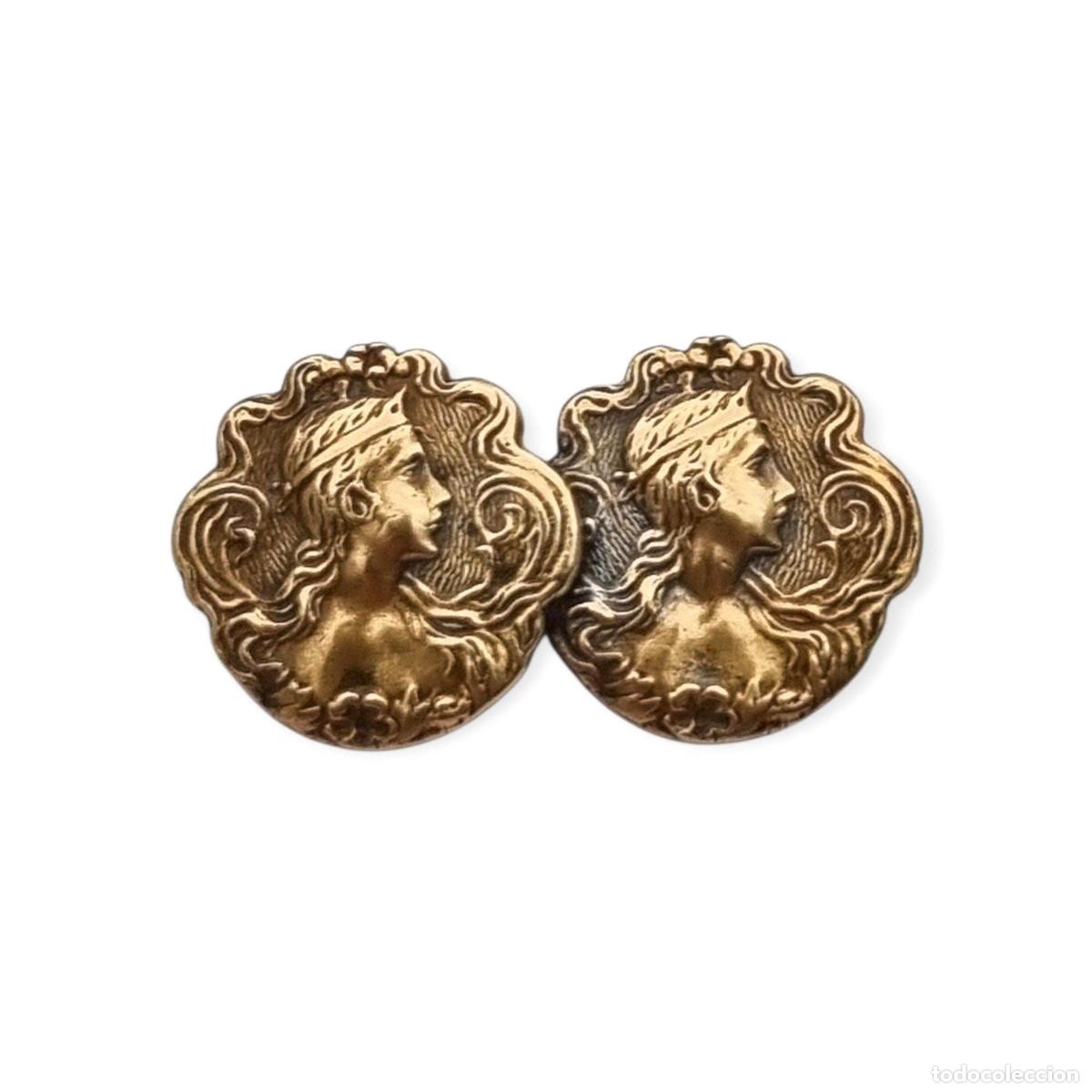 Joyeria: Broche Art Nouveau de lat&oacute;n dorado con retrato femenino floral, circa 1900-1910